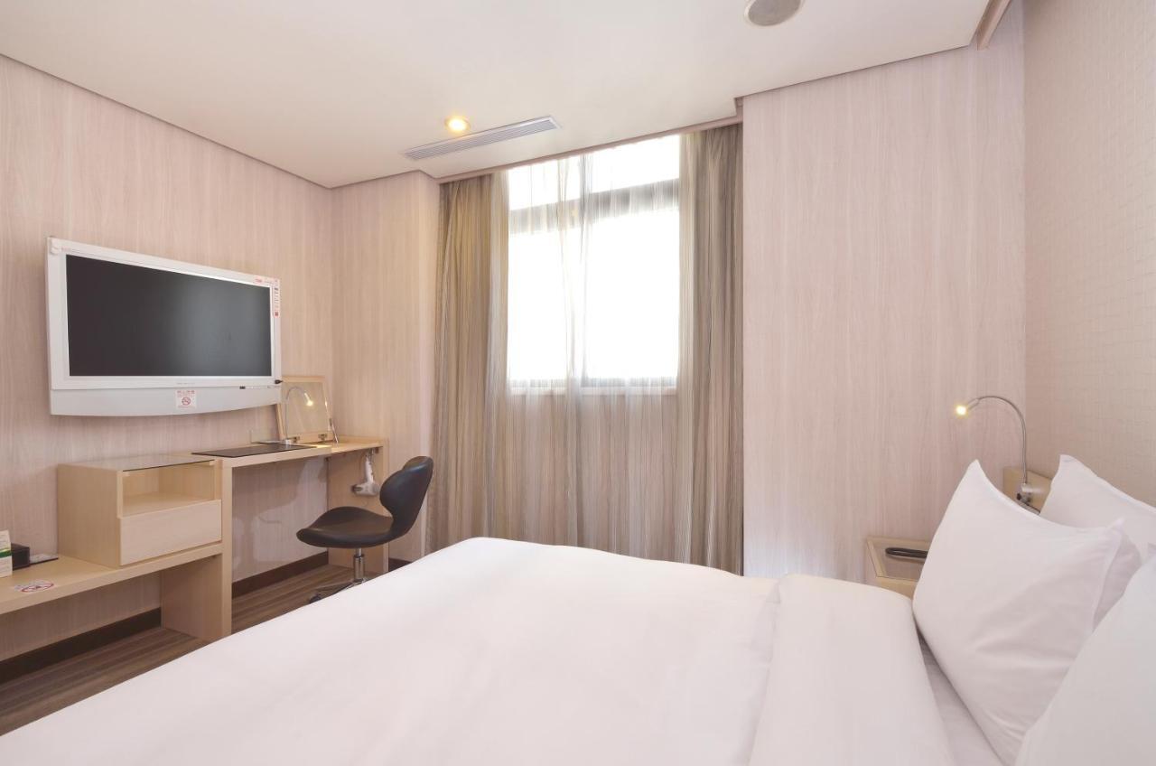Yomi Hotel - Shuanglian Mrt Tajpej Zewnętrze zdjęcie